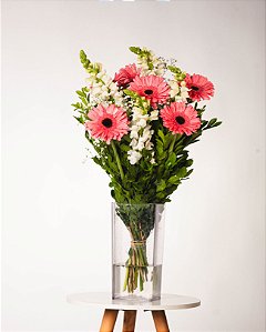 BUQUÊ DE GÉRBERAS ROSAS COM BOCA DE LEÃO BRANCAS