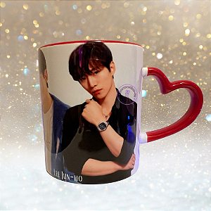 CANECA VERMELHA COM ALÇA CORAÇÃO - Lee Jun-ho