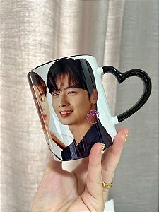 CANECA PRETA COM ALÇA CORAÇÃO -  Cha Eun-woo