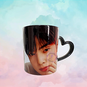 CANECA PRETA COM ALÇA CORAÇÃO- Rosto Cha Eun-woo