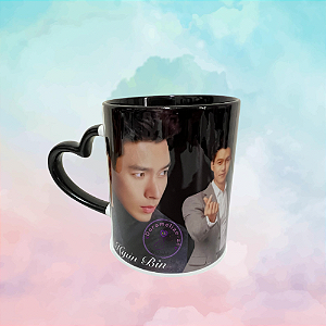 CANECA PRETA COM ALÇA CORAÇÃO- HYUN BIN