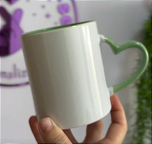 CANECA VERDE CLARO - ALÇA CORAÇÃO