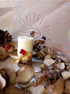 VELA PILAR AROMÁTICA FLOR DE FIGO  COM BASE EM PEDRAS DE RIO P