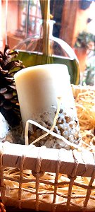 VELA PILAR AROMÁTICA DE LARANJA GOJI  COM BASE EM PEDRAS DE RIO P