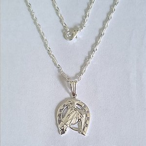 GARGANTILHA FOLHEADA A PRATA COM 50 MILÉSIMOS + VERNIZ DIAMOND CORRENTE SINGAPURA 45CM CAVALO COM FERRADURA 16MM PRGG000095