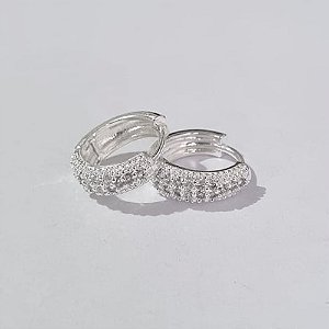 BRINCO FOLHEADO A PRATA COM 50 MILÉSIMOS + VERNIZ DIAMOND ARGOLA 3 FILEIRAS COM MICRO ZIRCÔNIAS COM TRAVA 11MM LARGURA 3MM (PAR) PRBR000244