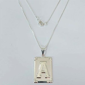 GARGANTILHA FOLHEADA A PRATA COM 50 MILÉSIMOS + VERNIZ DIAMOND - GARGANTILHA CORRENTE 45CM PINGENTE PLACA RETANGULAR LETRA " A " 20X28MM - FECHO LAGOSTA - PRGG000472
