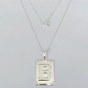 GARGANTILHA FOLHEADA A PRATA COM 50 MILÉSIMOS + VERNIZ DIAMOND - GARGANTILHA CORRENTE 45CM PINGENTE PLACA RETANGULAR LETRA " B " 20X28MM - FECHO LAGOSTA - PRGG000503