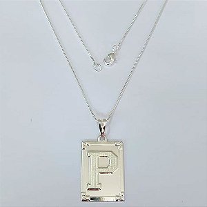 GARGANTILHA FOLHEADA A PRATA COM 50 MILÉSIMOS + VERNIZ DIAMOND - GARGANTILHA CORRENTE 45CM PINGENTE PLACA RETANGULAR LETRA " P " 20X28MM - FECHO LAGOSTA - PRGG000540
