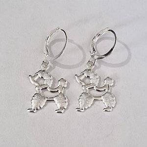 BRINCO FOLHEADO A PRATA COM 50 MILÉSIMOS + VERNIZ DIAMOND ARGOLA PRESSÃO CACHORRO POODLE 29MM PRBR000393