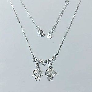 GARGANTILHA FOLHEADA A PRATA COM 50 MILÉSIMOS + VERNIZ DIAMOND CORRENTE VENEZIANA 42CM PINGENTE CORAÇÃO VAZADO 1 MENINO E 1 MENINA 21MM PRGG000721
