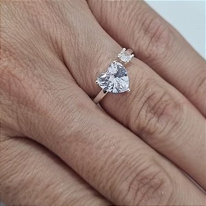 ANEL FOLHEADO A PRATA COM 50 MILÉSIMOS + VERNIZ DIAMOND COM MICRO ZIRCÔNIA 3MM E ZIRCÔNIA FORMATO CORAÇÃO 8MM LARGURA 1.5MM PRAN000017