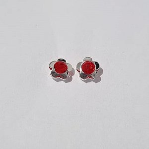 BRINCO FOLHEADO A PRATA COM 50 MILÉSIMOS + VERNIZ DIAMOND FORMATO FLOR COM ZIRCÔNIA VERMELHA 9MM PRBR000528