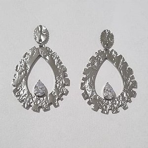 BRINCO EM AÇO INOXIDÁVEL 316L BASE DESENHADA FORMATO GOTA VAZADA DESENHADA COM ZIRCÔNIA 50MM LARGURA 1MM ACBR000097