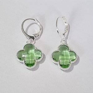 BRINCO FOLHEADO A PRATA COM 50 MILÉSIMOS + VERNIZ DIAMOND ARGOLA DE PRESSÃO TREVO VERDE 13MM PRBR000555