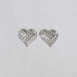 BRINCO FOLHEADO A PRATA COM 50 MILÉSIMOS + VERNIZ DIAMOND CORAÇÃO DESENHADO 11MM  (PAR) PRBR000561