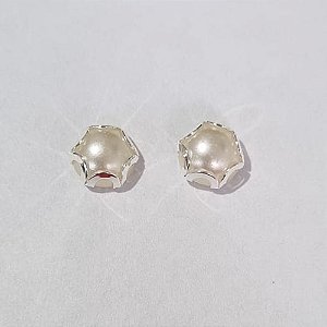 BRINCO FOLHEADO A PRATA COM 50 MILÉSIMOS + VERNIZ DIAMOND MEIA PÉROLA 8MM  (PAR) PRBR000566