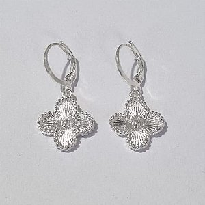 BRINCO FOLHEADO A PRATA COM 50 MILÉSIMOS + VERNIZ DIAMOND ARGOLA DE PRESSÃO TREVO 12MM  (PAR) PRBR000568