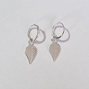 BRINCO FOLHEADO A PRATA COM 50 MILÉSIMOS + VERNIZ DIAMOND ARGOLA DE PRESSÃO FOLHA 8MM (PAR) PRBR000571