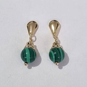 BRINCO FOLHEADO A OURO COM 6 MILÉSIMOS + VERNIZ DIAMOND  BASE LISA PEDRA NATURAL MALAKITA 7MM OUBR000065