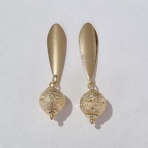 BRINCO FOLHEADO A OURO COM 6 MILÉSIMOS + VERNIZ DIAMOND BASE LISA COM BOLINHAS BRILHANTES 9MM OUBR000071