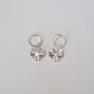 BRINCO FOLHEADO A PRATA COM 50 MILÉSIMOS + VERNIZ DIAMOND ARGOLA DE PRESSÃO CORAÇÃO TEXTURA ORGÂNICA 12MM (PAR) PRBR000610