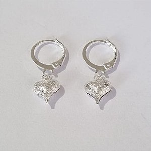 BRINCO FOLHEADO A PRATA COM 50 MILÉSIMOS + VERNIZ DIAMOND ARGOLA DE PRESSÃO CORAÇÃO BRILHANTE 8MM (PAR) PRBR000615