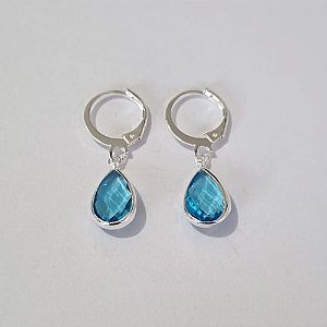 BRINCO FOLHEADO A PRATA COM 50 MILÉSIMOS + VERNIZ DIAMOND ARGOLA DE PRESSÃO FORMATO GOTA PEDRA CRISTAL AZUL CLARO 8MM (PAR) PRBR000621
