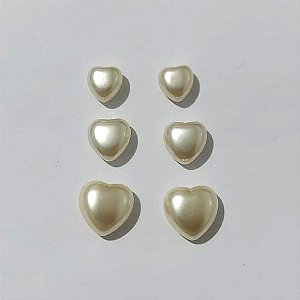 TRIO DE BRINCOS FOLHEADOS A PRATA COM 50 MILÉSIMOS + VERNIZ DIAMOND PÉROLA EM FORMATO CORAÇÃO 10/8/6MM PRBR000635