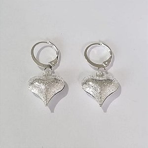 BRINCO FOLHEADO A PRATA COM 50 MILÉSIMOS + VERNIZ DIAMOND ARGOLA DE PRESSÃO CORAÇÃO COM BRILHOS 15MM (PAR) PRBR000638