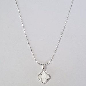 GARGANTILHA FOLHEADA A PRATA COM 50 MILÉSIMOS + VERNIZ DIAMOND CORRENTE 45CM TREVO BRANCO 10MM+ EXTENSOR PRGG000874