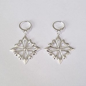 BRINCO FOLHEADO A PRATA COM 50 MILÉSIMOS + VERNIZ DIAMOND ARGOLA DE PRESSÃO VAZADO 29MM PRBR000657