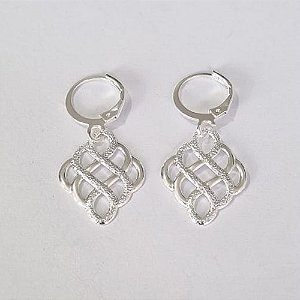 BRINCO FOLHEADO A PRATA COM 50 MILÉSIMOS + VERNIZ DIAMOND ARGOLA DE PRESSÃO VAZADO 17MM PRBR000665
