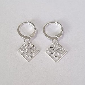 BRINCO FOLHEADO A PRATA COM 50 MILÉSIMOS + VERNIZ DIAMOND ARGOLA DE PRESSÃO FLOR QUADRADO VAZADO 9MM PRBR000667