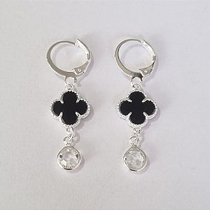 BRINCO FOLHEADO A PRATA COM 50 MILÉSIMOS + VERNIZ DIAMOND ARGOLA DE PRESSÃO TREVO PRETO 10MM COM PEDRA CRISTAL 5MM PRBR000670