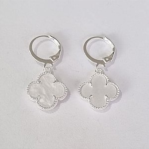 BRINCO FOLHEADO A PRATA COM 50 MILÉSIMOS + VERNIZ DIAMOND ARGOLA DE PRESSÃO TREVO MADRE PÉROLA 13MM PRBR000671