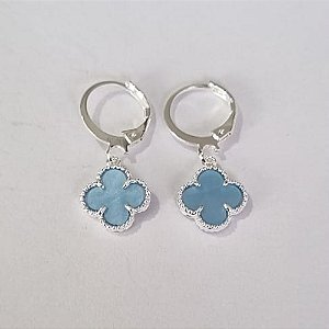 BRINCO FOLHEADO A PRATA COM 50 MILÉSIMOS + VERNIZ DIAMOND ARGOLA DE PRESSÃO TREVO AZUL 10MM PRBR000673