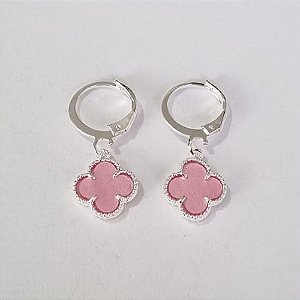 BRINCO FOLHEADO A PRATA COM 50 MILÉSIMOS + VERNIZ DIAMOND ARGOLA DE PRESSÃO TREVO ROSA 10MM PRBR000674