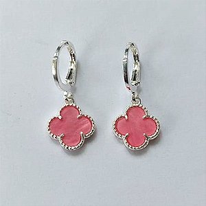 BRINCO FOLHEADO A PRATA COM 50 MILÉSIMOS + VERNIZ DIAMOND ARGOLA DE PRESSÃO TREVO ROSA 10MM PRBR000674