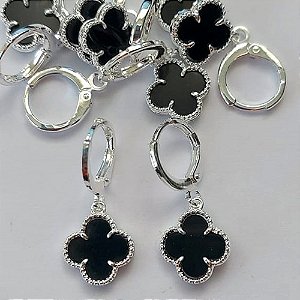 BRINCO FOLHEADO A PRATA COM 50 MILÉSIMOS + VERNIZ DIAMOND ARGOLA DE PRESSÃO TREVO PRETO 10MM(PRA379) PRBR000675