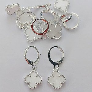 BRINCO FOLHEADO A PRATA COM 50 MILÉSIMOS + VERNIZ DIAMOND - BRINCO ARGOLINHA DE PRESSÃO (TRANQUETA) TREVO MADRE PÉROLA RESINA 10MM (PRA395) PRBR000676