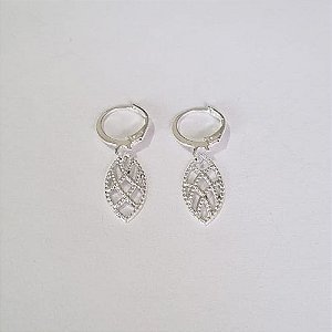 BRINCO FOLHEADO A PRATA COM 50 MILÉSIMOS + VERNIZ DIAMOND ARGOLA DE PRESSÃO FOLHA VAZADA 9MM PRBR000688