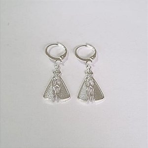 BRINCO FOLHEADO A PRATA COM 50 MILÉSIMOS + VERNIZ DIAMOND ARGOLA PRESSÃO NOSSA SENHORA APARECIDA 13MM PRBR000694