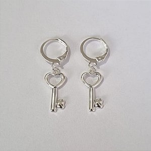 BRINCO FOLHEADO A PRATA COM 50 MILÉSIMOS + VERNIZ DIAMOND ARGOLA PRESSÃO CHAVE CORAÇÃO NA PONTA 9MM PRBR000701