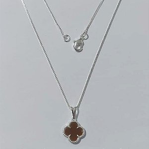 GARGANTILHA FOLHEADA A PRATA COM 50 MILÉSIMOS + VERNIZ DIAMOND - CORRENTE VENEZIANA 45CM PINGENTE TREVO MARROM 10MM PRGG000903