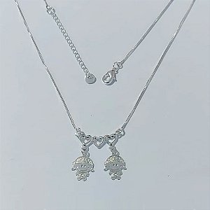 GARGANTILHA FOLHEADA A PRATA COM 50 MILÉSIMOS + VERNIZ DIAMOND CORRENTE VENEZIANA 42CM CANGA CORAÇÕES 2 MENINAS 22MM PRGG000909