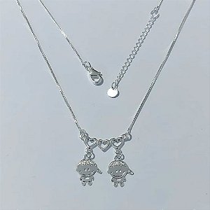 GARGANTILHA FOLHEADA A PRATA COM 50 MILÉSIMOS + VERNIZ DIAMOND CORRENTE VENEZIANA 42CM CANGA CORAÇÕES 2 MENINOS 21MM PRGG000910