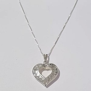 GARGANTILHA FOLHEADA A PRATA COM 50 MILÉSIMOS + VERNIZ DIAMOND CORRENTE 44CM CORAÇÃO VAZADO 23MM PRGG000915