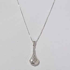 GARGANTILHA FOLHEADA A PRATA COM 50 MILÉSIMOS + VERNIZ DIAMOND CORRENTE VENEZIANA 44CM PINGENTE GOTA DESENHADA 10MM PRGG000917