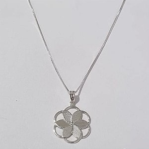 GARGANTILHA FOLHEADA A PRATA COM 50 MILÉSIMOS + VERNIZ DIAMOND CORRENTE VENEZIANA 44CM FLOR DESENHADA 18MM PRGG000929